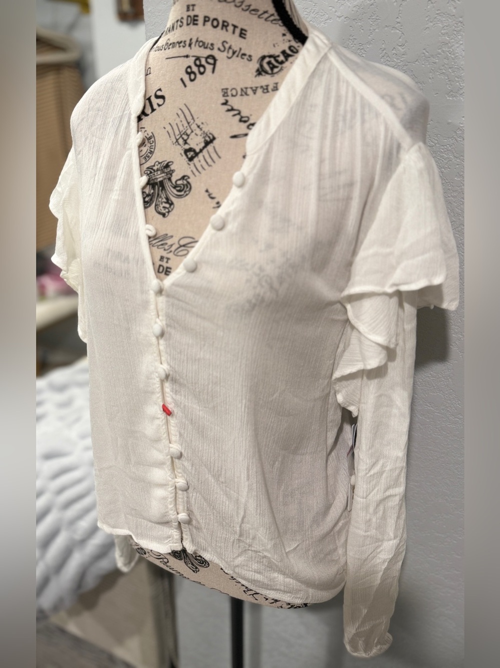 Amuse Society Beach Vida Bling White Ruffle Sleeve Button Front Blouse M NWT - Picture 3 of 15